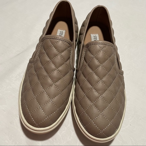 Steve Madden Ecentrcq Neutral Quilted Casual Shoe - Picture 2 of 9